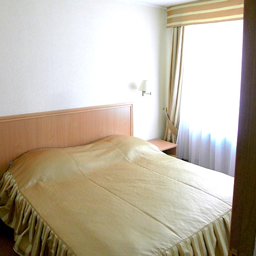 Спальня люкс гостиница Лена